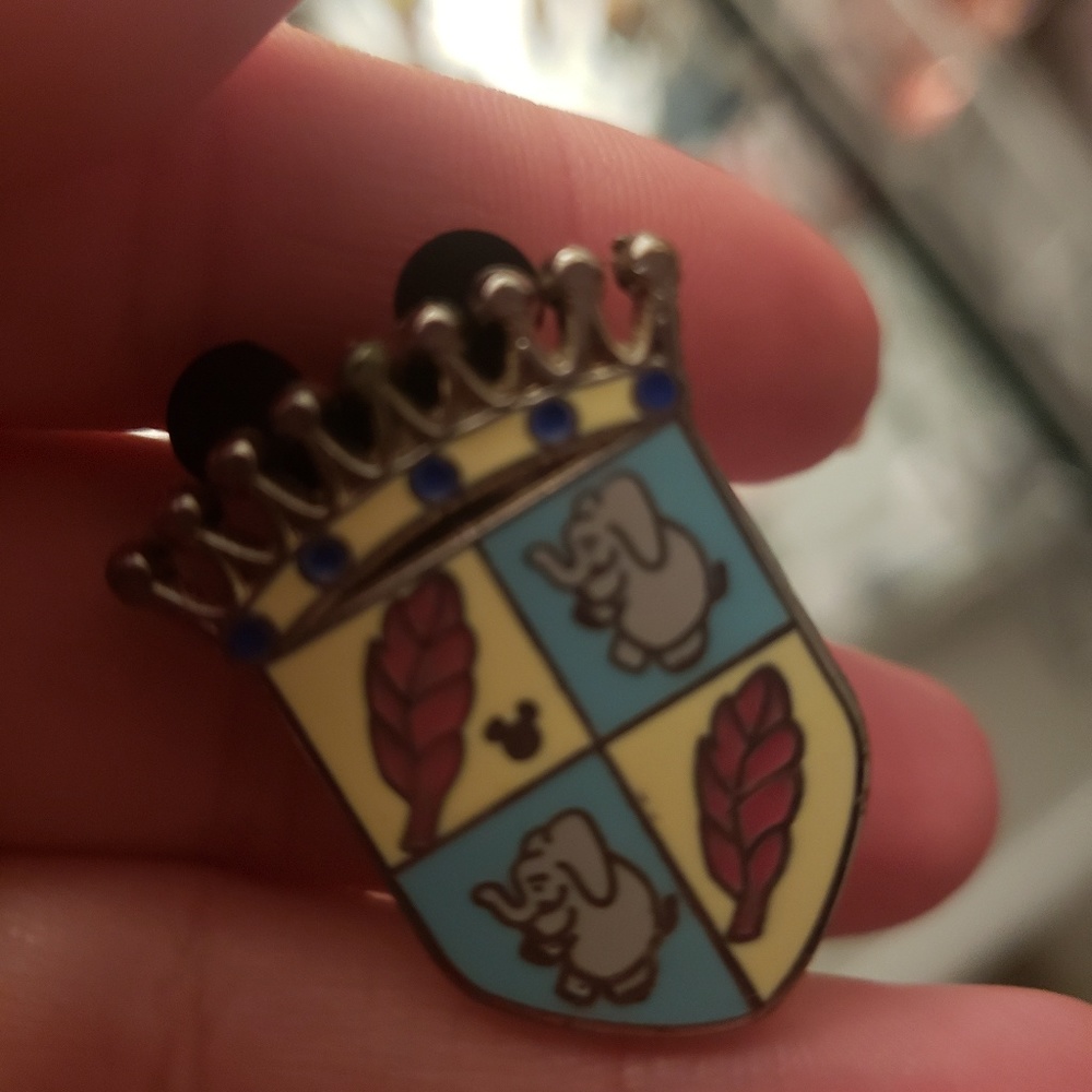 Disney pin 2012 Fantasyland Dumbo Crest